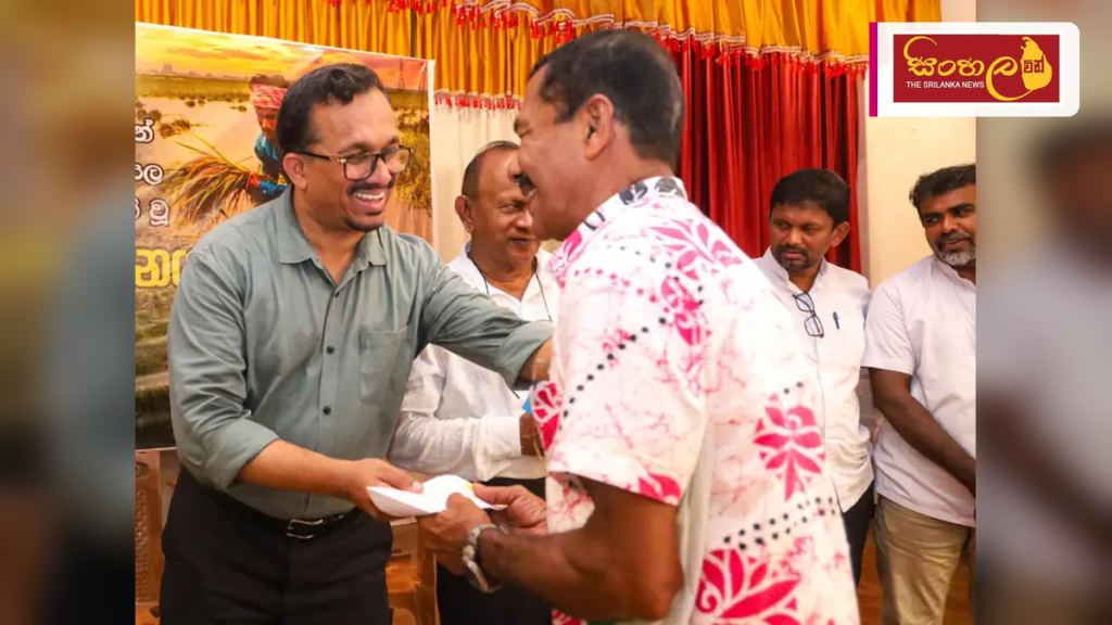 නිල්වලා ලවණ බාධකයෙන් පීඩා විඳි තිහගොඩ ගොවීන්ට වන්දි ප්‍රදානය කෙරේ