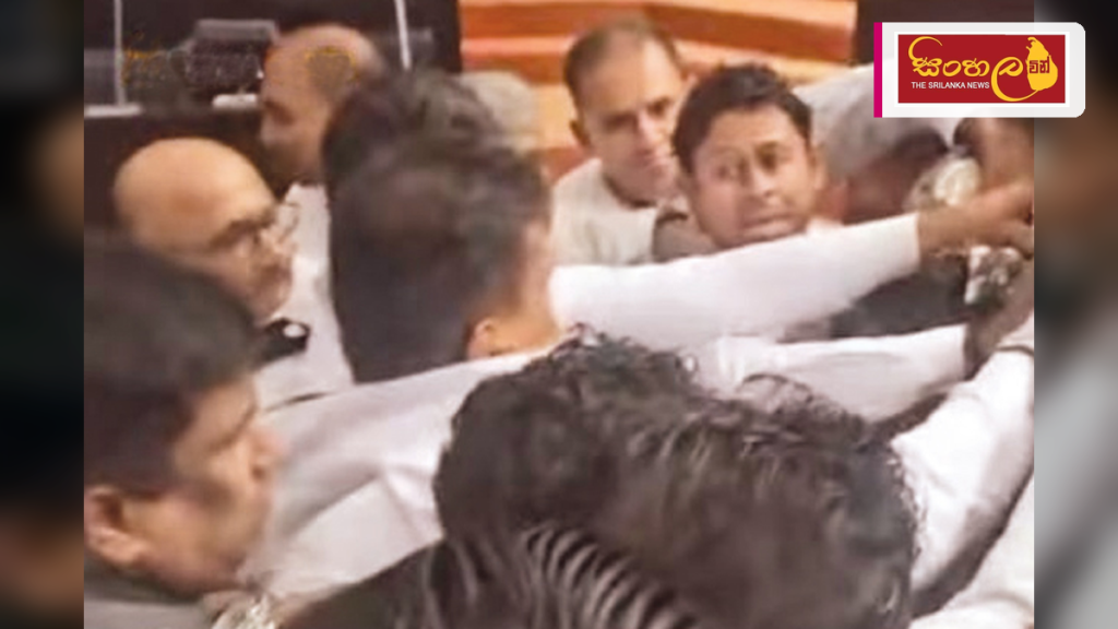 පාර්ලිමේන්තුවේ උණුසුම් තත්ත්වයක්; සෙංකෝලය අසල ගැටුමක් පාර්ලිමේන්තුවේ උණුසුම් තත්ත්වයක්; සෙංකෝලය අසල ගැටුමක්