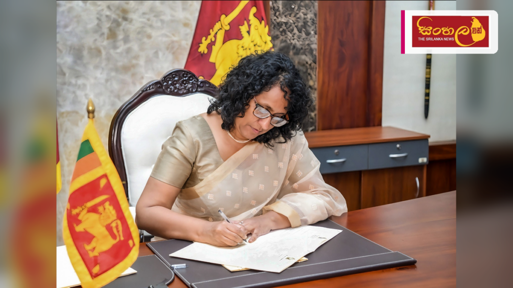 බ්‍රිතාන්‍ය මහ කොමසාරිස් නිල නිවසේ පැවැත්වෙන '19 වැනි සියවසේ ලංකාව' සිතුවම් ප්‍රදර්ශනය අගමැතිනිය නිරීක්ෂණය කරයි