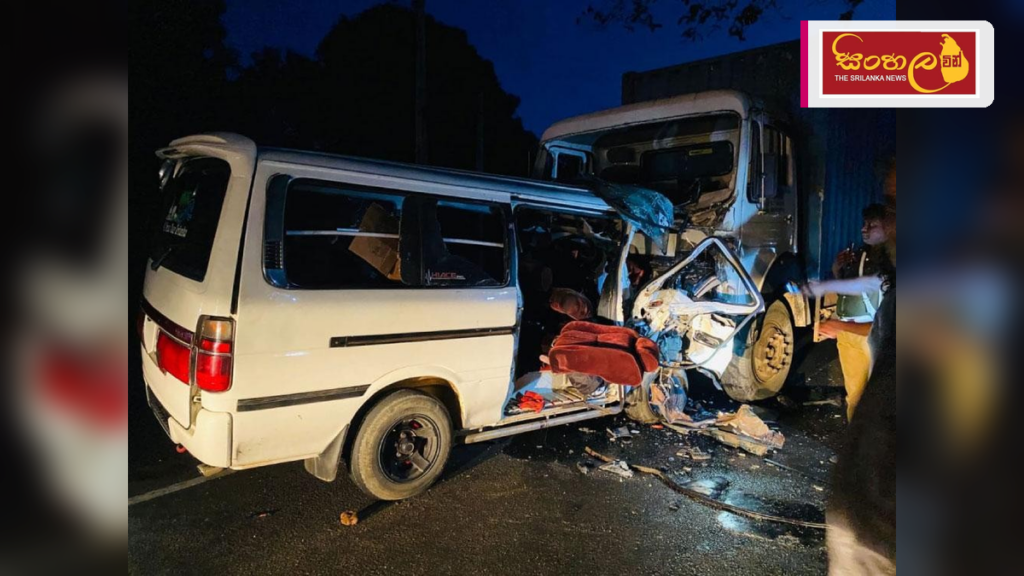 බුලත්සිංහලදී වෑන් රථයක් ප්‍රපාතයකට පෙරළෙයි: 14 දෙනෙකු රෝහලේ