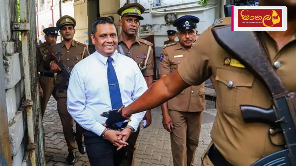 Headline: බන්ධනාගාර නිලධාරීන් දෙදෙනෙකු ඝාතනය කිරීමට සැලසුම් කළ සැකකරු අත්අඩංගුවට Intended image subject: Sri Lanka Police officer Story summary: විදෙස්ගත අපරාධකරුවෙකු වන 'කොස් මල්ල