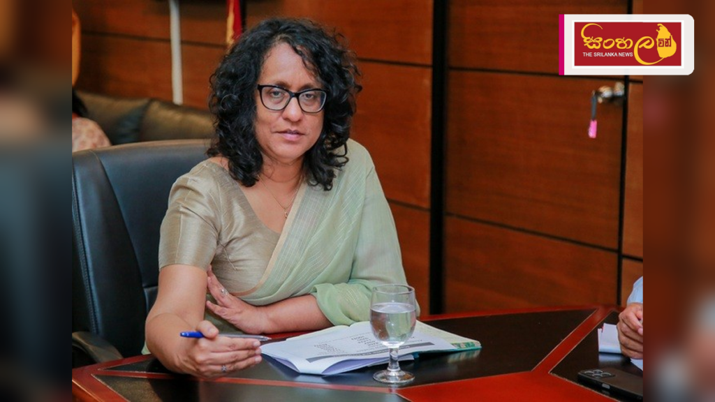 රජයේ නවීකරණ වැඩපිළිවෙළට මහා සංඝරත්නයේ ආධ්යාත්මික මඟපෙන්වීම විශාල ශක්තියක් – අගමැති Headline: රජයේ නවීකරණ වැඩපිළිවෙළට මහා සංඝරත්නයේ ආධ්යාත්මික මඟපෙන්වීම විශාල ශක්තියක් - අගමැති Intended image subject: Prime Minister Harini Amarasuriya attending a religious ceremo