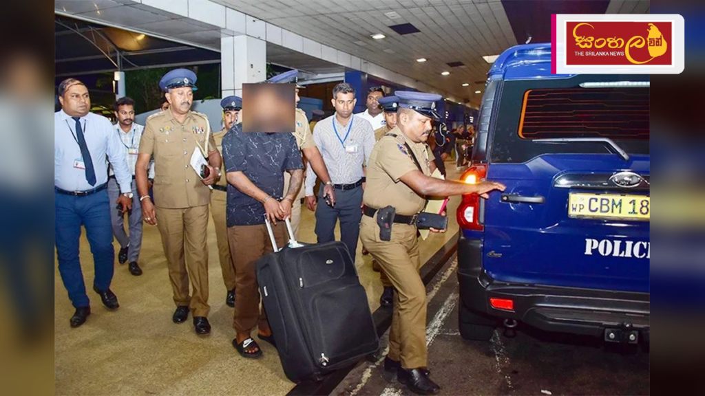 විදෙස්ගතව සැඟව සිටි ‘සමිත්පුර චතූ’ මෙරටට රැගෙන එයි Headline: විදෙස්ගතව සැඟව සිටි 'සමිත්පුර චතූ' මෙරටට රැගෙන එයි Intended image subject: Police escorting a suspect at the airport Story summary: ඕමානයේ සැඟව සිටි 'සමිත්පුර චතූ' නමැති