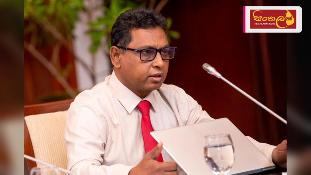 Headline: ග්‍රාමීය සංවර්ධනය යටිතල පහසුකම්වලට පමණක් සීමා නොවිය යුතුයි - ඇමති උපාලි පන්නිල Intended image subject: Minister Upali Pannila speaking at a conference Story summary: ග්‍ර
