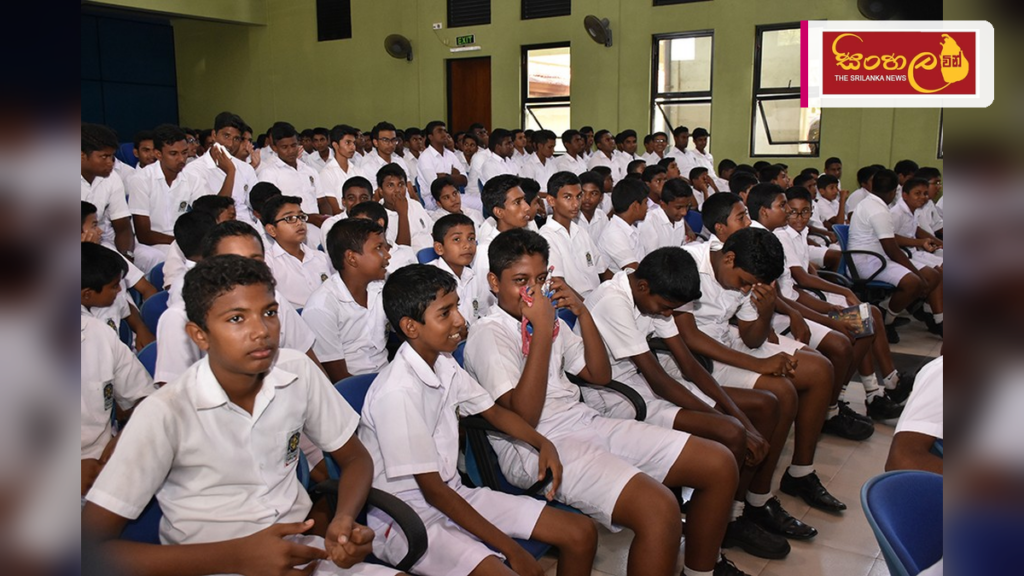 පාසල් දරුවන් මත්ද්රව්යවලින් මුදා ගැනීමට නව නියමු ව්යාපෘතියක් Headline: පාසල් දරුවන් මත්ද්රව්යවලින් මුදා ගැනීමට නව නියමු ව්යාපෘතියක් Intended image subject: School students in a classroom setting Story summary: පාසල් දරුවන් මත්ද්රව්ය භාව