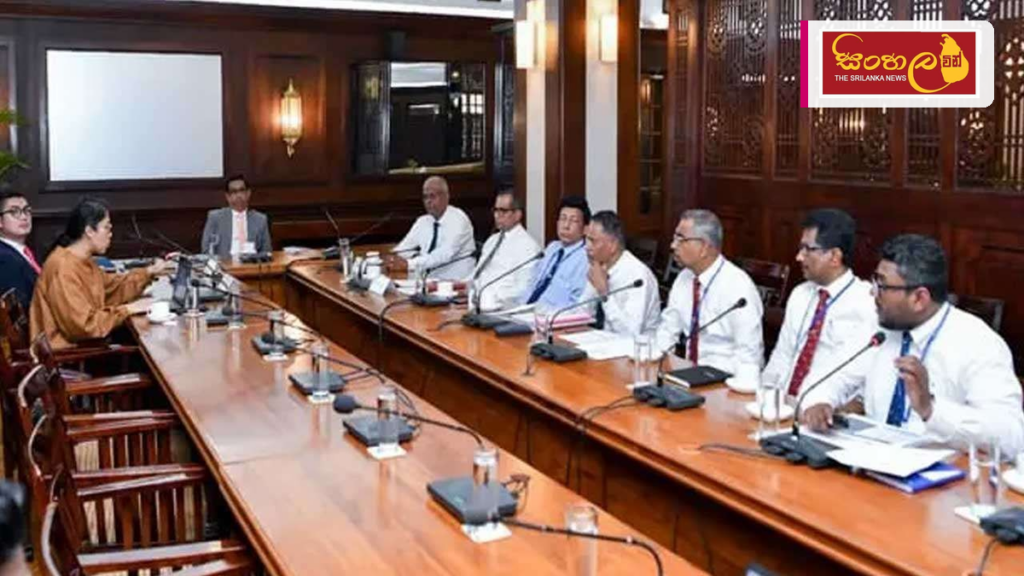 Headline: ශ්‍රී ලංකා රේගුවේ කඩදාසි රහිත ක්‍රමවේදය ගැන IMF නියෝජිතයින් දැනුවත් කෙරේ Intended image subject: Presidential Secretariat meeting with IMF representatives Story summary: