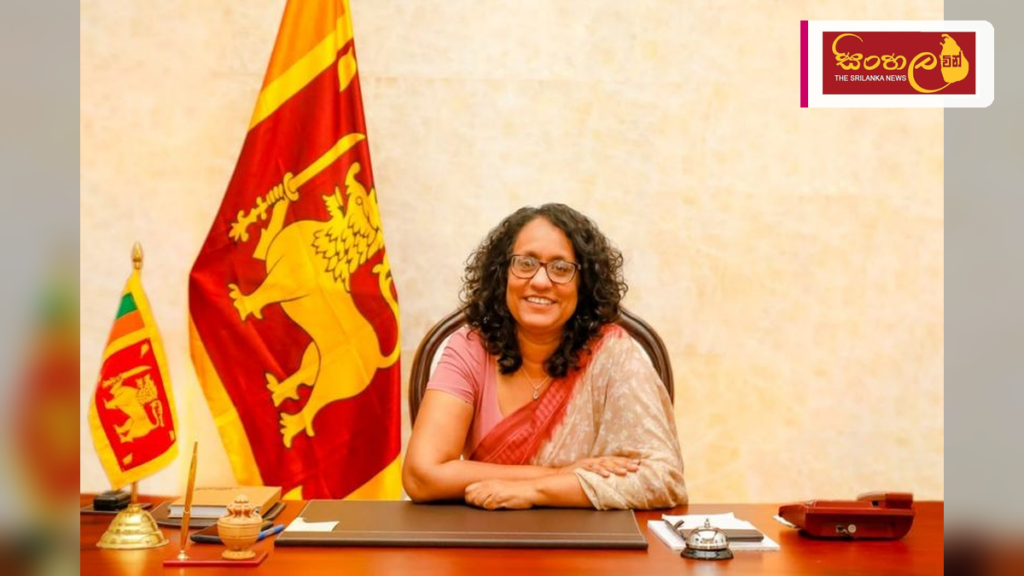 සතුටින් පිරි ජීවිතයකට කලාව සහ සාමූහිකත්වය අත්යවශ්යයි – අග්රාමාත්ය Headline: සතුටින් පිරි ජීවිතයකට කලාව සහ සාමූහිකත්වය අත්යවශ්යයි - අග්රාමාත්ය Intended image subject: Prime Minister Dr. Harini Amarasuriya at the Wayamba Folk Art Center Story s