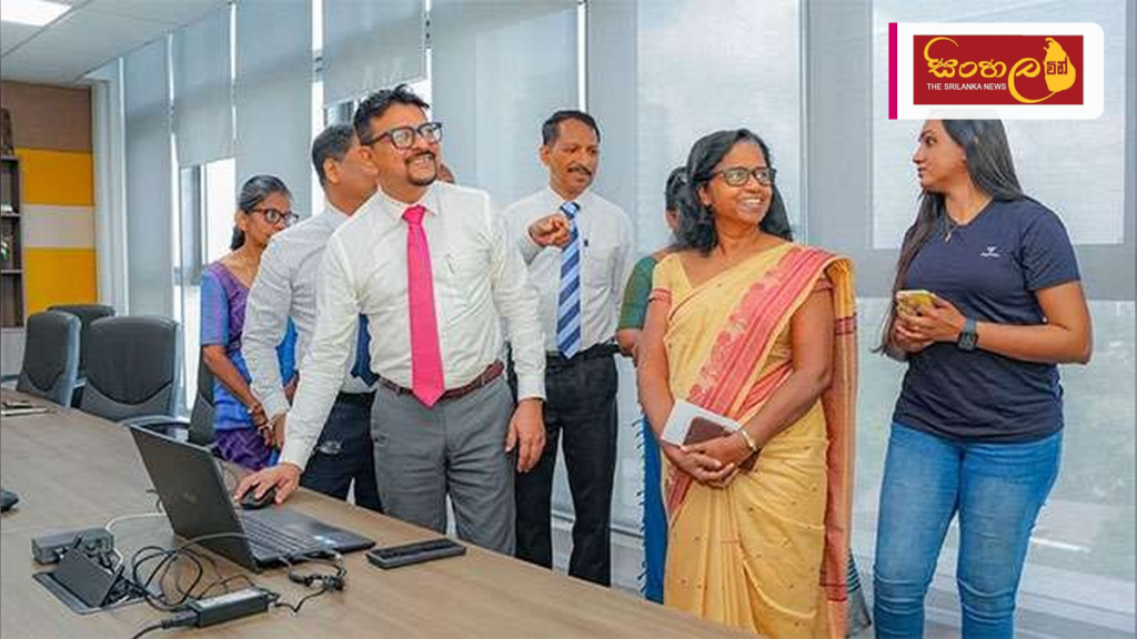 කම්කරු අමාත්යාංශයේ නව වෙබ් අඩවිය ජනගත කෙරේ Headline: කම්කරු අමාත්යාංශයේ නව වෙබ් අඩවිය ජනගත කෙරේ Intended image subject: Mahinda Jayasinghe at the Ministry of Labour website launch Story summary: මහජනතාවට වඩාත් කාර්යක්ෂම සේ