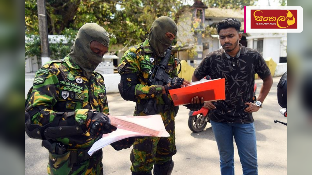 කළුබෝවිල අවිශ්කගේ ප්රධාන ගෝලයා අයිස් මත්ද්රව්ය සමඟ කොටුවෙයි Headline: කළුබෝවිල අවිශ්කගේ ප්රධාන ගෝලයා අයිස් මත්ද්රව්ය සමඟ කොටුවෙයි Intended image subject: Police special task force officers conducting a drug raid Story summary: සංවිධානාත්