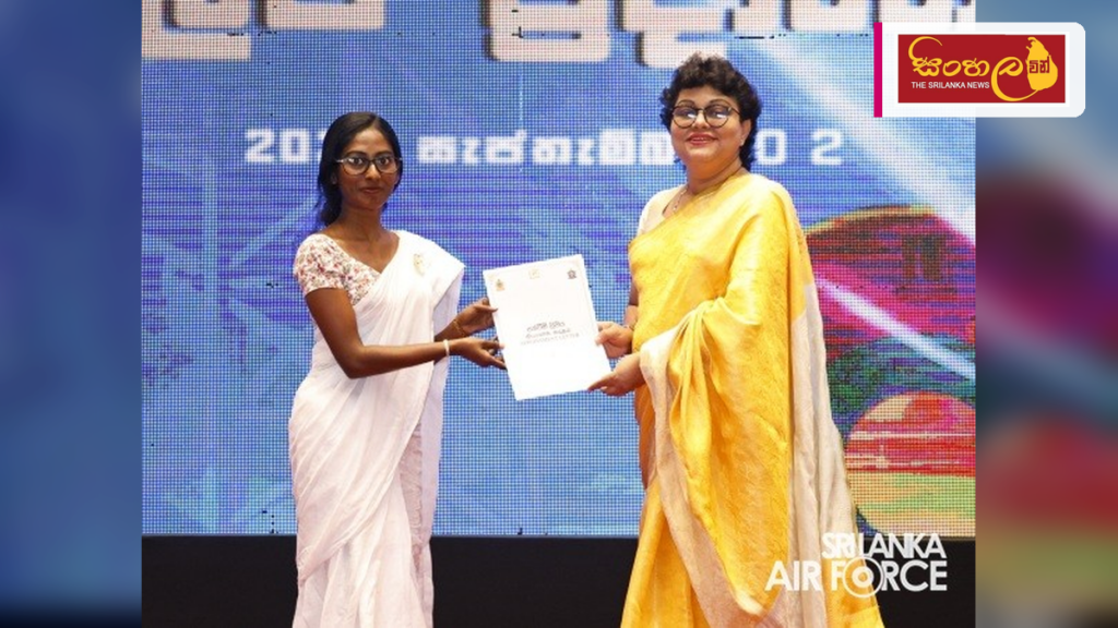 ශ්රී ලංකා ගුවන් හමුදාවට අලුතින් බඳවාගත් සිවිල් සේවකයින්ට පත්වීම් ලිපි ප්රදානය කෙරේ Headline: ශ්රී ලංකා ගුවන් හමුදාවට අලුතින් බඳවාගත් සිවිල් සේවකයින්ට පත්වීම් ලිපි ප්රදානය කෙරේ Intended image subject: SLAF Headquarters appointment ceremony Story summary: ශ්රී ල
