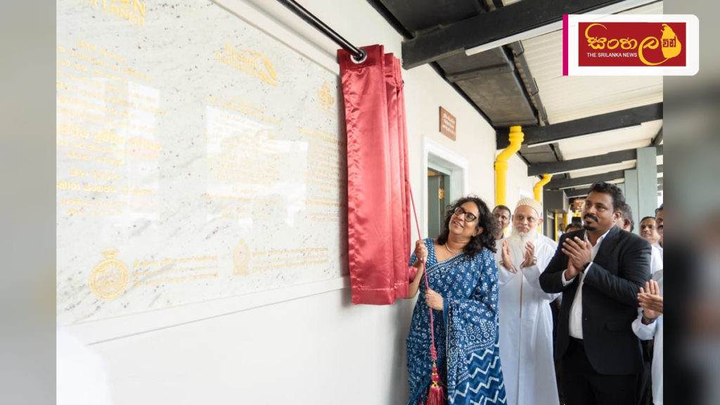 නවීකරණය කළ බම්බලපිටිය දුම්රිය ස්ථානය මහජනතාවට විවෘත කෙරේ Headline: නවීකරණය කළ බම්බලපිටිය දුම්රිය ස්ථානය මහජනතාවට විවෘත කෙරේ Intended image subject: Prime Minister Dr. Harini Amarasuriya at the renovated Bambalapitiya Railway Station Stor