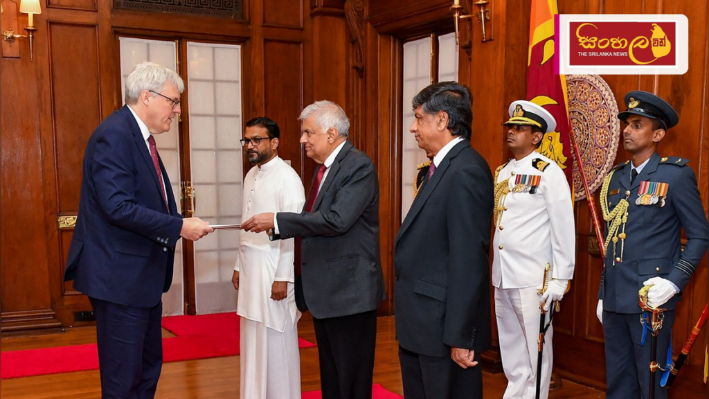 “ප්රජා ශක්ති” වැඩසටහනට බ්රිතාන්ය මහ කොමසාරිස්වරයාගේ ප්රශංසා Headline: “ප්රජා ශක්ති” වැඩසටහනට බ්රිතාන්ය මහ කොමසාරිස්වරයාගේ ප්රශංසා Intended image subject: Upali Pannila and Andrew Patrick meeting Story summary: ශ්රී ලංකාවේ දරිද්රතාවය ප
