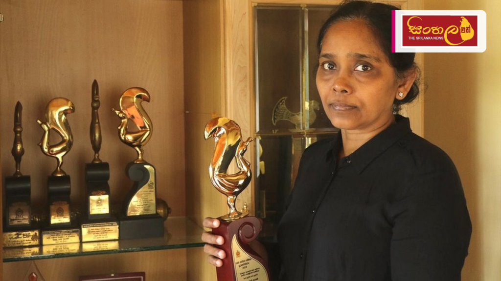 Headline: රජත සාහිත්‍ය සම්මාන දිනූ 'මෙලී බෙලී': විශේෂ අවශ්‍යතා ඇති දරුවන් සහ සමාජ වගකීම පිළිබඳ කියවීමක් Intended image subject: Charuni Kohombange holding the Meli Beli book Story