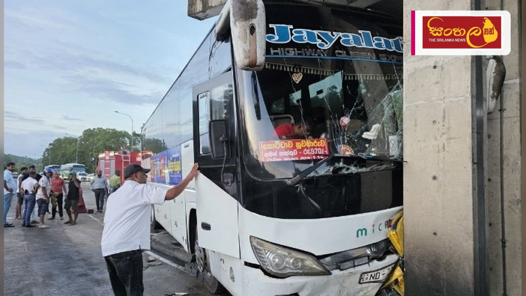 Headline: දක්ෂිණ අධිවේගී මාර්ගයේ බස් රථ සහ වාහන ගැටීමෙන් 10 දෙනෙකුට තුවාල Intended image subject: Southern Expressway road accident scene Story summary: දක්ෂිණ අධිවේගී මාර්ගයේ කළුත