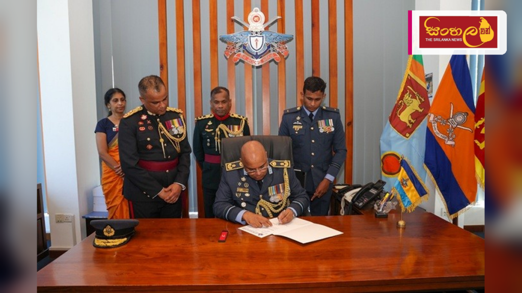 ජෙනරාල් සර් ජෝන් කොතලාවල ආරක්ෂක විශ්වවිද්යාලයේ නව උපකුලපති වැඩ භාර ගනී Headline: ජෙනරාල් සර් ජෝන් කොතලාවල ආරක්ෂක විශ්වවිද්යාලයේ නව උපකුලපති වැඩ භාර ගනී Intended image subject: Air Vice Marshal Indika Wickramasinghe Story summary: ජෙනරාල් සර් ජෝන් කොත