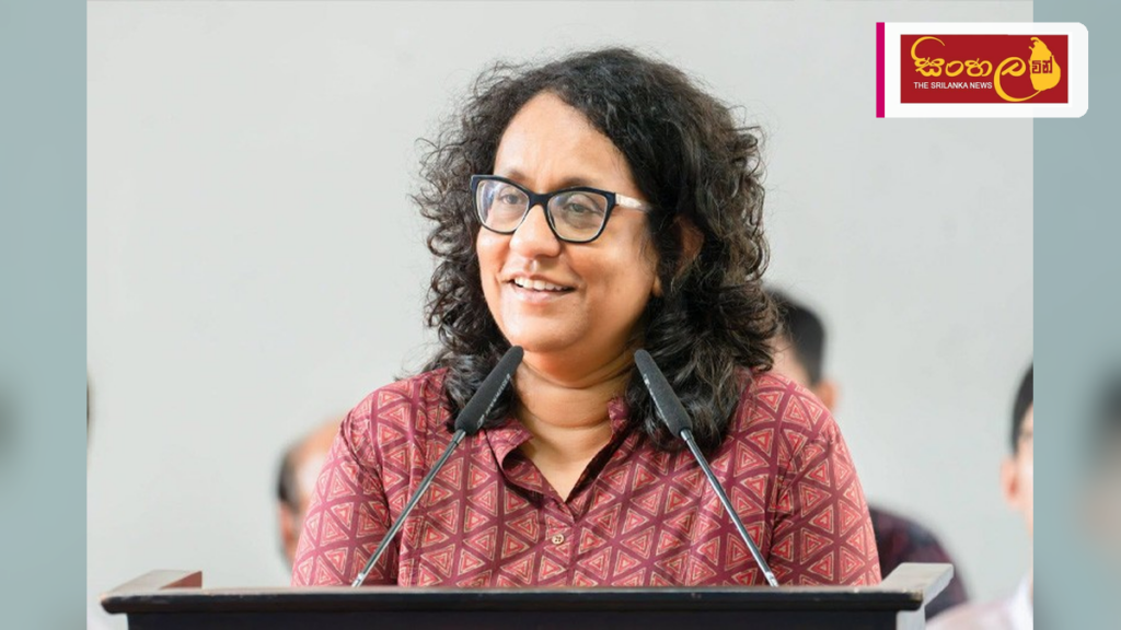 Headline: සත් කෝරළයේ කලා උරුමය අගයන ප්‍රදර්ශනයක් අගමැතිනියගේ ප්‍රධානත්වයෙන් ඇරඹේ Intended image subject: Prime Minister Dr. Harini Amarasuriya at the exhibition opening Story summa