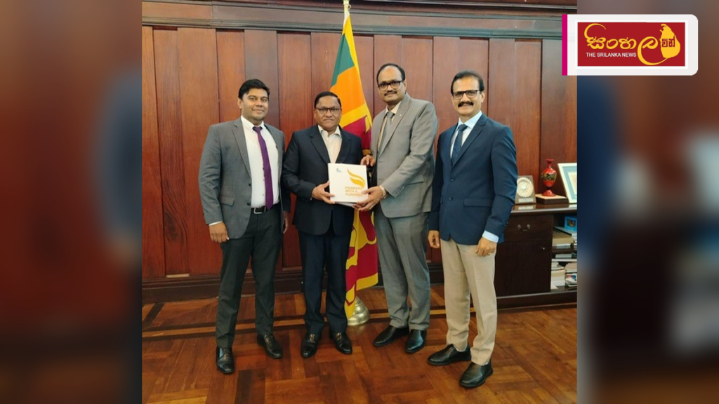 ශ්රී ලංකාවේ සෞඛ්ය ක්ෂේත්රයට ආයෝජනය කිරීමට ඇපලෝ රෝහල් සමූහයෙන් කැමැත්ත Headline: ශ්රී ලංකාවේ සෞඛ්ය ක්ෂේත්රයට ආයෝජනය කිරීමට ඇපලෝ රෝහල් සමූහයෙන් කැමැත්ත Intended image subject: Vijitha Herath meeting with Apollo Hospitals representatives Story summar