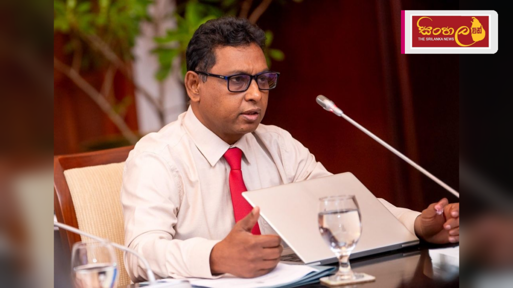 Headline: රටේ පරිවර්තනීය වෙනසක් වෙනුවෙන් ජාතික විද්වත් සංවිධානය කැපවී සිටිනවා - අමාත්‍ය උපාලි පන්නිල Intended image subject: Minister Upali Pannila addressing a public gathering St