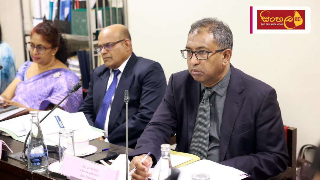 Headline: විදේශ විනිමය රටින් පිටකිරීම පාලනය කිරීමේ නව රෙගුලාසිවලට කාරක සභා අනුමැතිය Intended image subject: Parliament Committee meeting on foreign exchange regulations Story summa