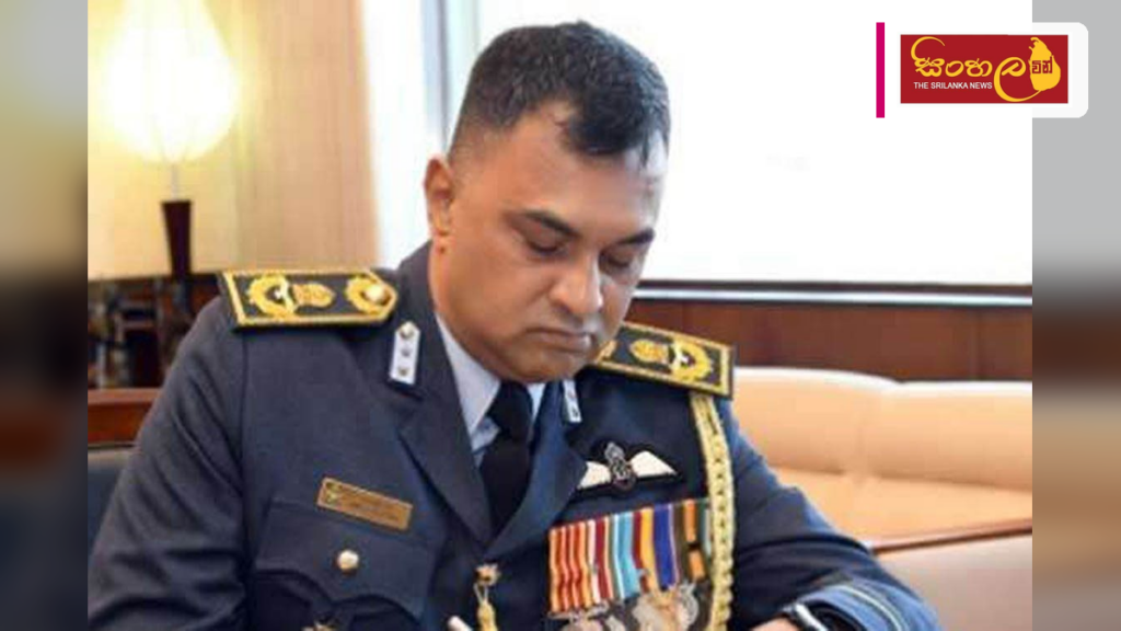 Headline: ජාතික ශිෂ්‍යභට බලකායේ නව අධ්‍යක්ෂවරයා පත්වීම් ලිපිය ලබා ගනී Intended image subject: Major General AKCS de Silva and Defence Secretary Air Vice Marshal Sampath Thuyacontha