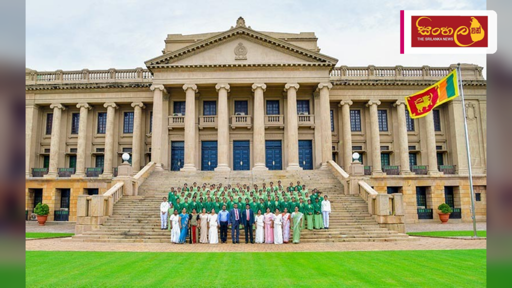 Headline: කැලණිය ගුරුකුල විද්‍යාලයේ ශිෂ්‍ය පාර්ලිමේන්තුවේ මංගල සැසිවාරය ජනාධිපති ලේකම් කාර්යාලයේදී Intended image subject: Gurukula College student parliament inaugural session at