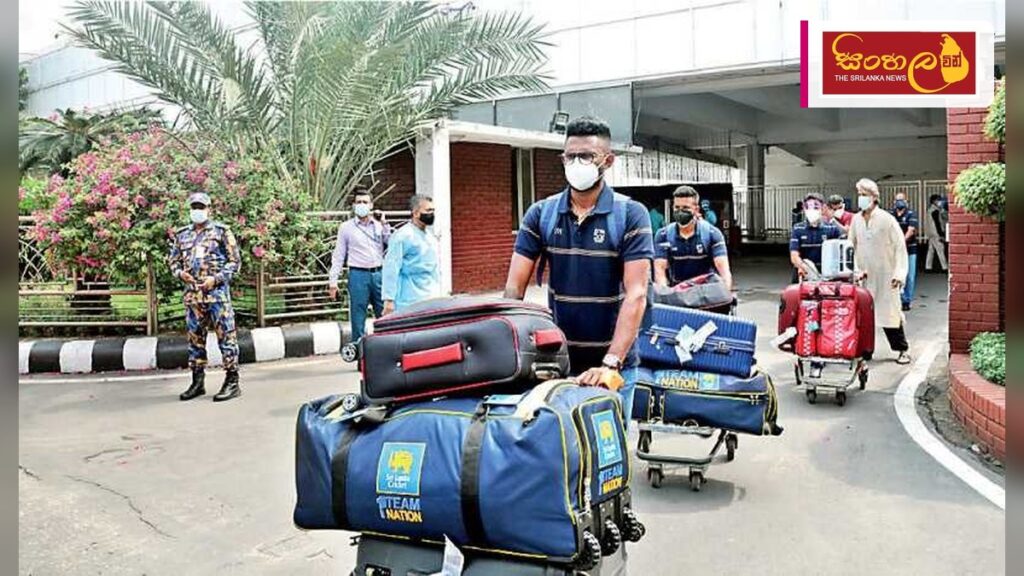 පාකිස්තාන තරගාවලිය සඳහා ශ්රී ලංකා කණ්ඩායම ඉස්ලාමාබාද් වෙත Headline: පාකිස්තාන තරගාවලිය සඳහා ශ්රී ලංකා කණ්ඩායම ඉස්ලාමාබාද් වෙත Intended image subject: Sri Lanka cricket team arriving at airport Story summary: පාකිස්තාන ක්රිකට් කණ්ඩායම සම