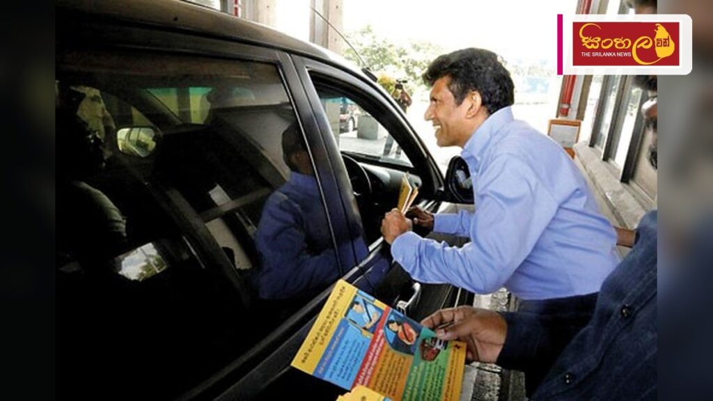 අධිවේගී මාර්ගවල ආසන පටි නීතිය දැඩි කෙරේ: රියදුරන් 3,000කට එරෙහිව පියවර Headline: අධිවේගී මාර්ගවල ආසන පටි නීතිය දැඩි කෙරේ: රියදුරන් 3,000කට එරෙහිව පියවර Intended image subject: Sri Lanka Expressway traffic police checking seatbelts Story summary: අධිවේ