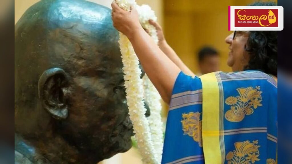 Headline: මහත්මා ගාන්ධිතුමන්ගේ 157 වැනි ජන්ම සංවත්සරය අරලියගහ මන්දිරයේදී සමරයි Intended image subject: Prime Minister Harini Amarasuriya and Indian High Commissioner Santosh Jha at