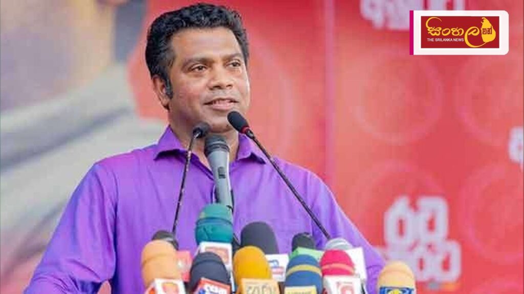 Headline: කළුතර දිස්ත්‍රික් යෞවන ක්‍රීඩා උළෙලේ සමස්ත ශූරතාව පානදුරට Intended image subject: Minister Dr. Nalinda Jayatissa awarding a trophy to a winning athlete at the Kalutara Di