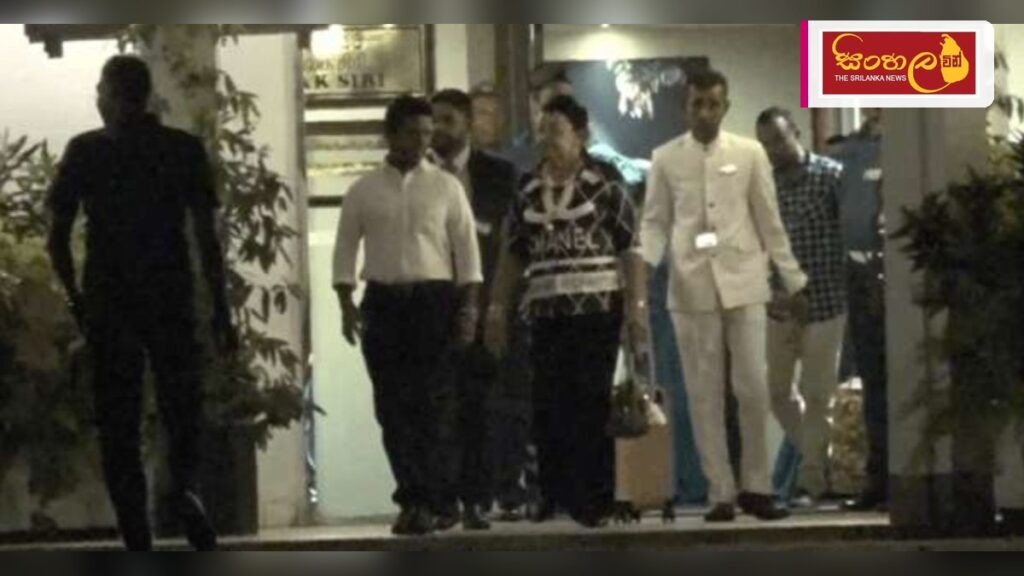 ශිරන්ති රාජපක්ෂ මහත්මිය යළි දිවයිනට Headline: ශිරන්ති රාජපක්ෂ මහත්මිය යළි දිවයිනට Intended image subject: Shiranthi Rajapaksa Story summary: සිංගප්පූරු සහ මලයාසියානු සංචාරයක නිරතව සිටි හිටපු ජනාධිපති ආර්යාව ශිරන්ති ර
