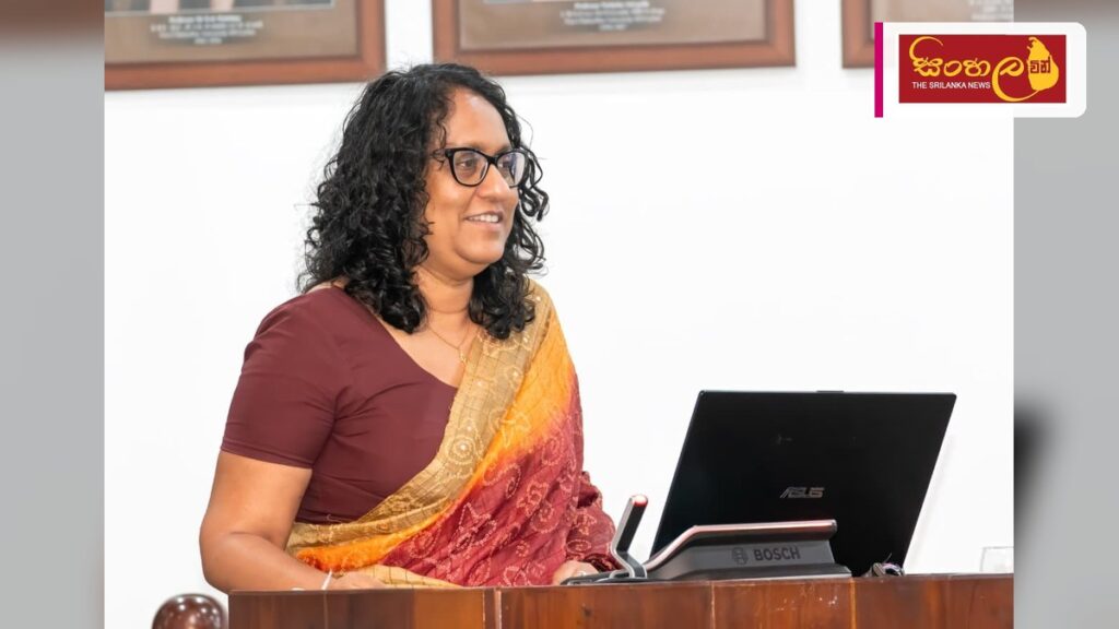 Headline: යුක්තිය ඉටු කිරීමේදී කිසිදු වෙනස්කමකින් තොරව සැමට සමාන අවස්ථාව ලබා දිය යුතුයි - අග්‍රාමාත්‍යවරිය Intended image subject: Prime Minister Dr. Harini Amarasuriya speaking in