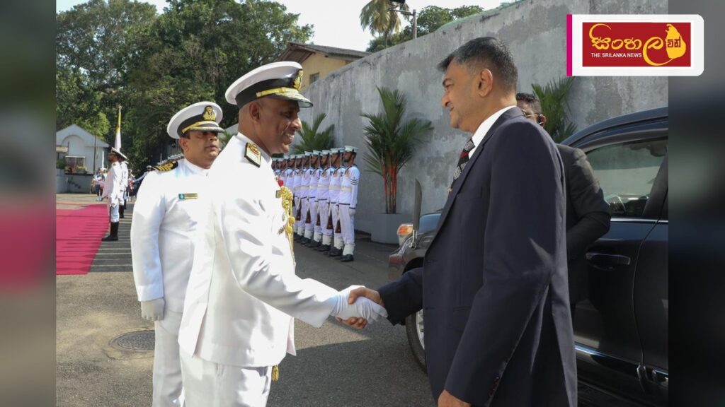 කොළඹ වරායට පැමිණි ඇමරිකානු නාවික හමුදා නෞකාව ආරක්ෂක ලේකම්වරයා නිරීක්ෂණය කරයි Headline: කොළඹ වරායට පැමිණි ඇමරිකානු නාවික හමුදා නෞකාව ආරක්ෂක ලේකම්වරයා නිරීක්ෂණය කරයි Intended image subject: Defence Secretary Sampath Thuyacontha visiting USS Tulsa Story summar