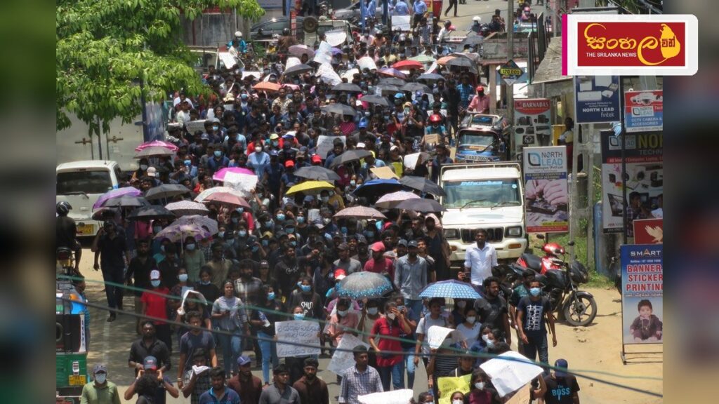 Headline: තෙල්ලිප්පලෙයි ප්‍රදේශයේ නව මත්පැන් අලෙවිසලකට එරෙහිව දැවැන්ත විරෝධයක් Intended image subject: Protest in Tellippalai Story summary: යාපනය, තෙල්ලිප්පලෙයි ප්‍රදේශයේ නව මත්පැ