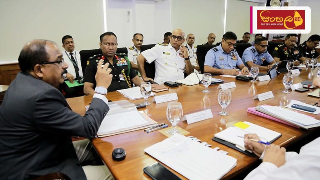 Headline: රණවිරුවන් සඳහා ඉඩම් ඔප්පු ලබාදීමේ නියමු ව්‍යාපෘතිය ඇහැලියගොඩදී ඇරඹේ Intended image subject: Ranaviru land distribution ceremony in Polonnaruwa Story summary: රණවිරුවන්ගේ