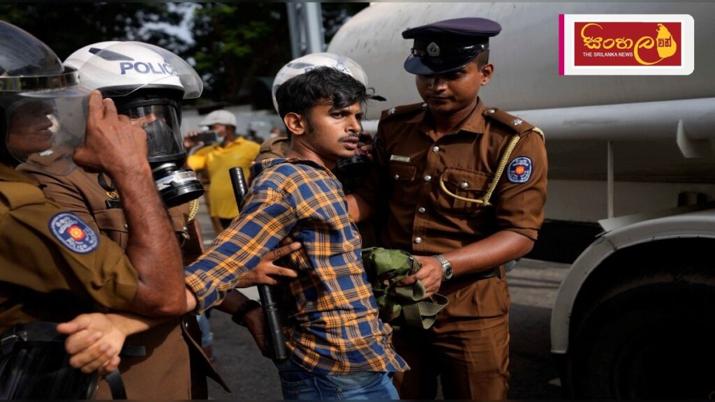 Headline: මට්ටක්කුලියේදී විදේශීය දුම්වැටි තොගයක් සමඟ සැකකරුවෙකු අත්අඩංගුවට Intended image subject: Sri Lanka Police officer Story summary: නීතිවිරෝධී ලෙස මෙරටට රැගෙන ආ විදේශීය දුම්