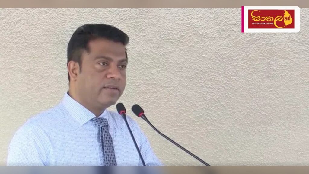 Headline: දඹුල්ලේ ඉදිකෙරෙන නව රෝහල් සංකීර්ණයේ භූමිය සෞඛ්‍ය ඇමතිවරයාගේ නිරීක්ෂණයට Intended image subject: Minister Nalinda Jayatissa inspecting the land for the new Dambulla Hospita