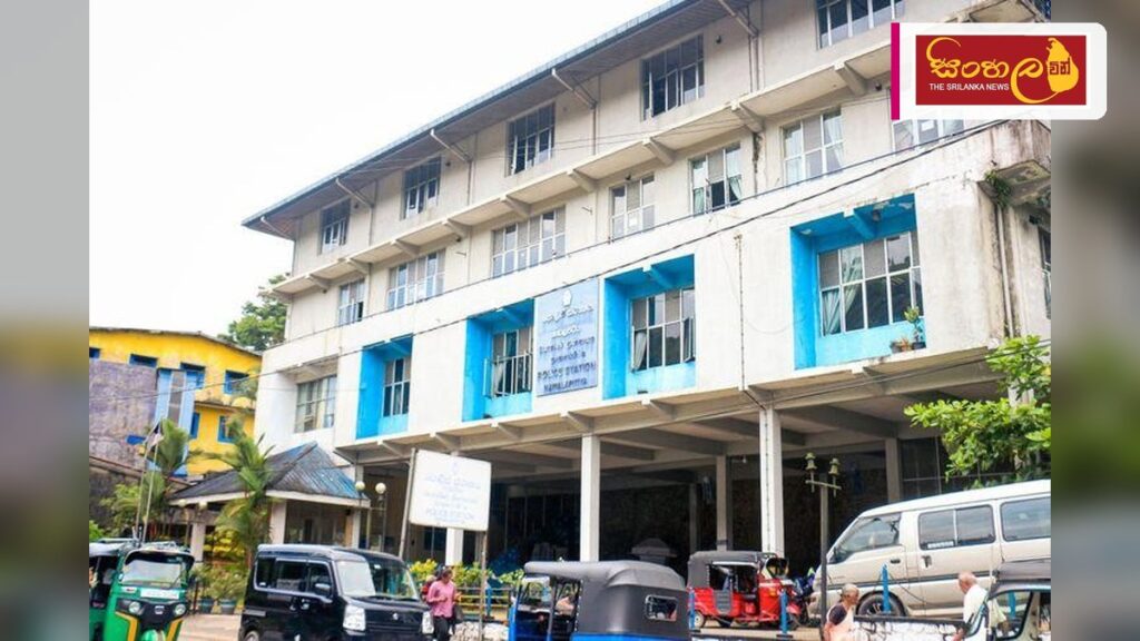 නාවලපිටිය නගර සභා සභාපති ඇතුළු සිව්දෙනෙක් අත්අඩංගුවට Headline: නාවලපිටිය නගර සභා සභාපති ඇතුළු සිව්දෙනෙක් අත්අඩංගුවට Intended image subject: Nawalapitiya Urban Council building or police station Story summary: මාර්ග අනතුරක් සම්බන්ධයෙන