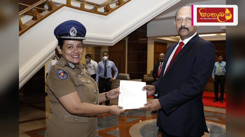මිනිස් ජාවාරම් මැඩලීමේ වාර්තාවේ ශ්රී ලංකාව අඛණ්ඩව 2 වන ස්ථරයේ Headline: මිනිස් ජාවාරම් මැඩලීමේ වාර්තාවේ ශ්රී ලංකාව අඛණ්ඩව 2 වන ස්ථරයේ Intended image subject: Ministry of Defence Sri Lanka building or official meeting Story summary: ඇමරිකානු