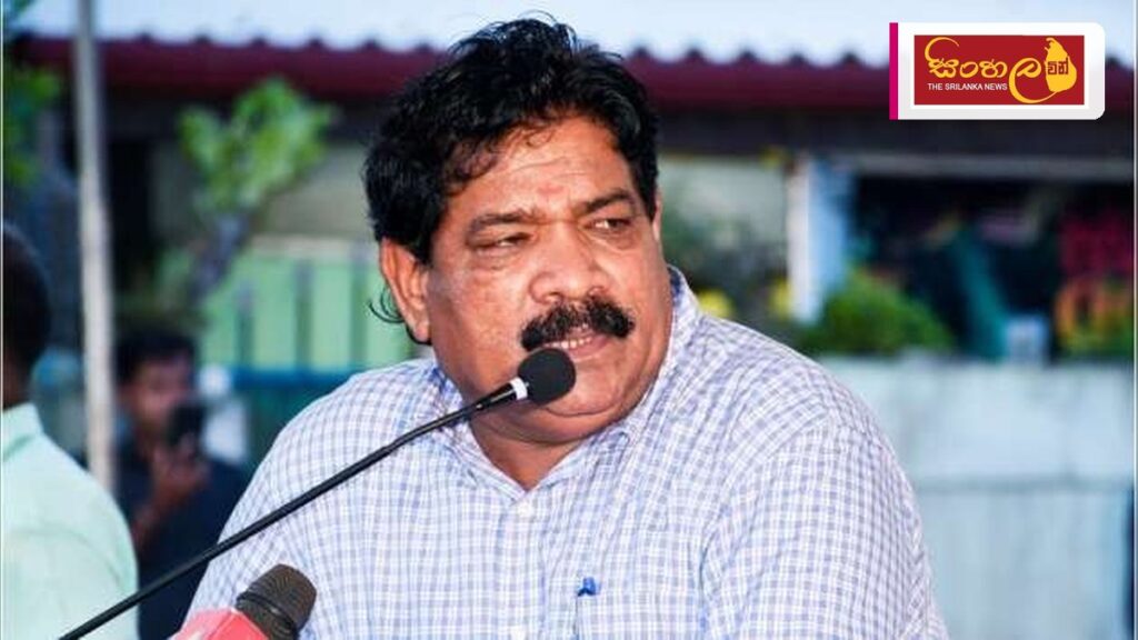 යාපනයේ නිවාස 1,114ක් ඉදිකිරීමේ ව්යාපෘතියක් ඇරඹේ Headline: යාපනයේ නිවාස 1,114ක් ඉදිකිරීමේ ව්යාපෘතියක් ඇරඹේ Intended image subject: Ramalingam Chandrasekar distributing certificates in Jaffna Story summary: යාපනය දිස්ත්රික්කයේ න