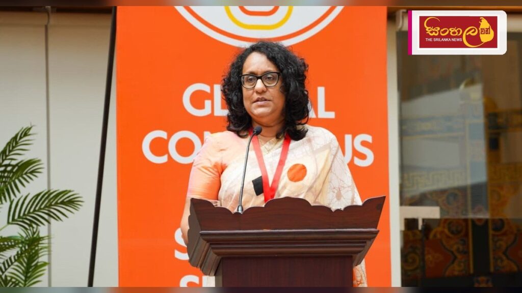 දිට්වා ආපදාවෙන් පීඩාවට පත් ජනතාව යළි නගාසිටුවන තෙක් රජය පසුබසින්නේ නැහැ – අගමැතිනිය Headline: දිට්වා ආපදාවෙන් පීඩාවට පත් ජනතාව යළි නගාසිටුවන තෙක් රජය පසුබසින්නේ නැහැ - අගමැතිනිය Intended image subject: Prime Minister Harini Amarasuriya at the relief distribution e