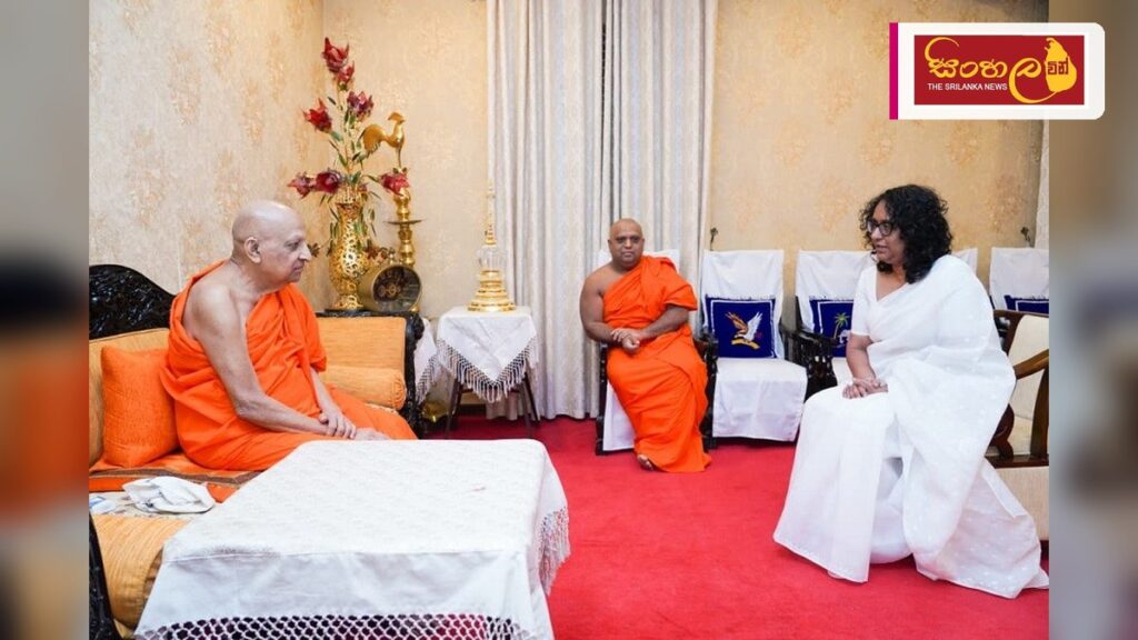 නව ජාතික විෂය මාලා රාමුව මල්වතු මහ නාහිමියන් වෙත පිළිගැන්වේ Headline: නව ජාතික විෂය මාලා රාමුව මල්වතු මහ නාහිමියන් වෙත පිළිගැන්වේ Intended image subject: Prime Minister Harini Amarasuriya with Malwathu Maha Nayaka Thero Story summary: අධ්ය