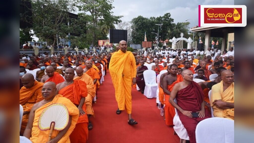 Headline: මහා වැසි මැද කොළඹට පැමිණි 'සිවුරට යුක්තිය' පාගමන Intended image subject: Buddhist monks protesting in Colombo Story summary: බොදුබල සේනා සංවිධානයේ මහ ලේකම් පූජ්‍ය ගලගොඩඅත