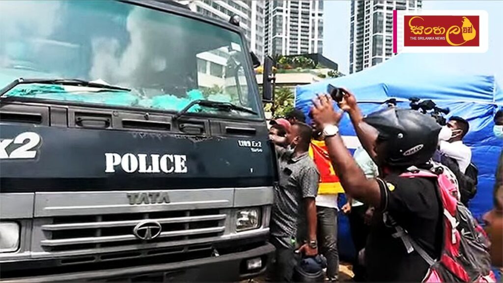 වන් ගෝල් ෆේස් දොරටුව අසලදී පුද්ගලයින් දෙදෙනෙකු අත්අඩංගුවට Headline: වන් ගෝල් ෆේස් දොරටුව අසලදී පුද්ගලයින් දෙදෙනෙකු අත්අඩංගුවට Intended image subject: Police officers inspecting a vehicle near Galle Face Story summary: කොළඹ වන් ගෝල් ෆේස් ස