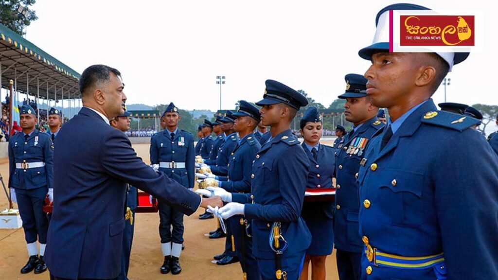 ශ්රී ලංකා ගුවන් හමුදා නිලධාරීන්ගේ විසිර යාමේ පෙළපාලිය චීන වරායේදී Headline: ශ්රී ලංකා ගුවන් හමුදා නිලධාරීන්ගේ විසිර යාමේ පෙළපාලිය චීන වරායේදී Intended image subject: Defence Secretary at SLAF Passing Out Parade Story summary: ත්රිකුණාමලය, චීන ව