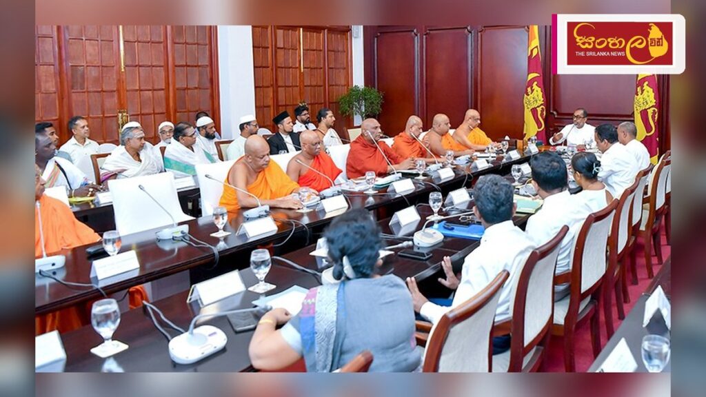 Headline: අමරපුර මහා සංඝ සභාවේ මහානායක හිමියන් අමාත්‍ය හිනිදුම සුනිල් සෙනෙවි හමුවෙයි Intended image subject: Minister Hiniduma Sunil Senevi meeting the Mahanayaka Thero Story summa