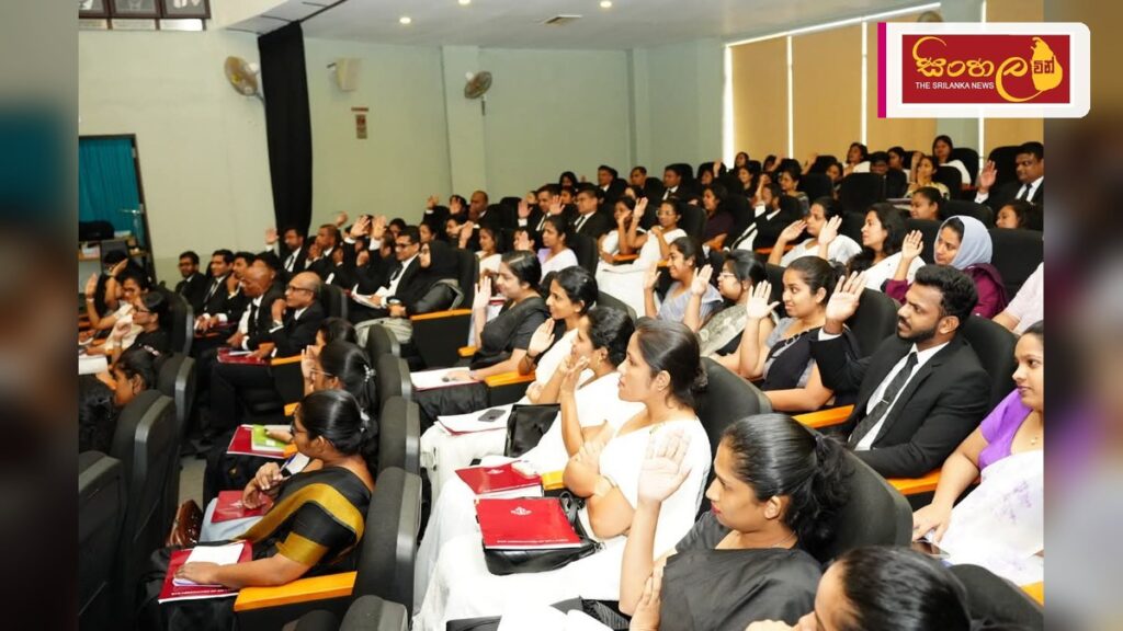 Headline: මිනිස් ජාවාරම් මැඩලීමට නීතිඥවරුන් දැනුවත් කිරීමේ වැඩසටහනක් Intended image subject: A group of lawyers attending a professional seminar at a hotel Story summary: මිනිස් ජා