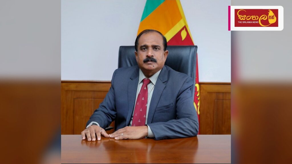 ආරක්ෂක නියෝජ්ය අමාත්යවරයා ගාල්ල පෙට්ටිගලවත්ත අවි ගබඩාවේ නිරීක්ෂණ චාරිකාවක Headline: ආරක්ෂක නියෝජ්ය අමාත්යවරයා ගාල්ල පෙට්ටිගලවත්ත අවි ගබඩාවේ නිරීක්ෂණ චාරිකාවක Intended image subject: Major General Aruna Jayasekara inspecting Galle Armoury Complex Story