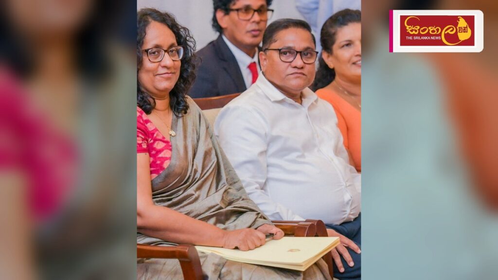 පාර්ලිමේන්තු පරිශ්රයේදී උත්සවාකාරයෙන් පැවැත්වුණු නවරාත්රී පූජෝත්සවය Headline: පාර්ලිමේන්තු පරිශ්රයේදී උත්සවාකාරයෙන් පැවැත්වුණු නවරාත්රී පූජෝත්සවය Intended image subject: Prime Minister Harini Amarasuriya and Speaker Jagath Wickramaratne at Navara