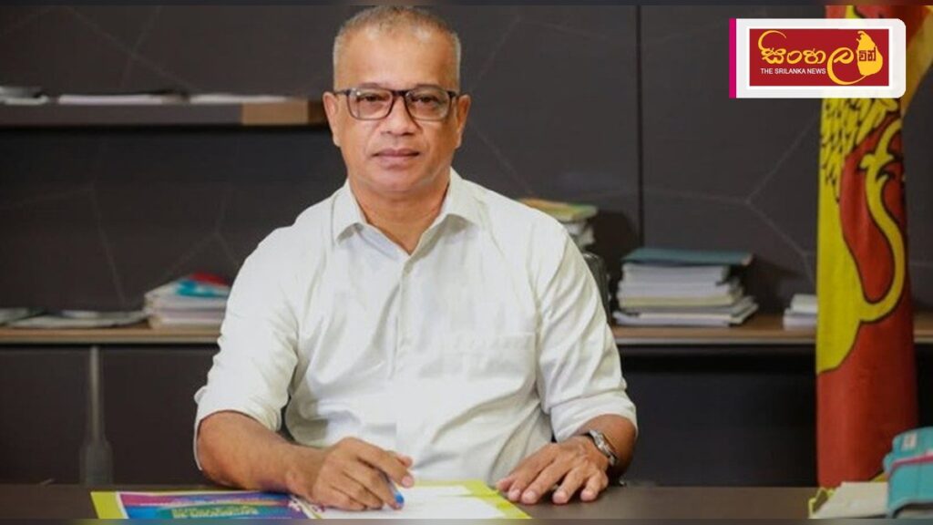 ඩිට්වා ආපදාවෙන් බලපෑමට ලක්වූ කිරි ගොවීන්ට සහන වැඩසටහනක් Headline: ඩිට්වා ආපදාවෙන් බලපෑමට ලක්වූ කිරි ගොවීන්ට සහන වැඩසටහනක් Intended image subject: Minister K.D. Lal Kantha distributing animal feed to dairy farmers Story summary: ඩිට්වා ආ