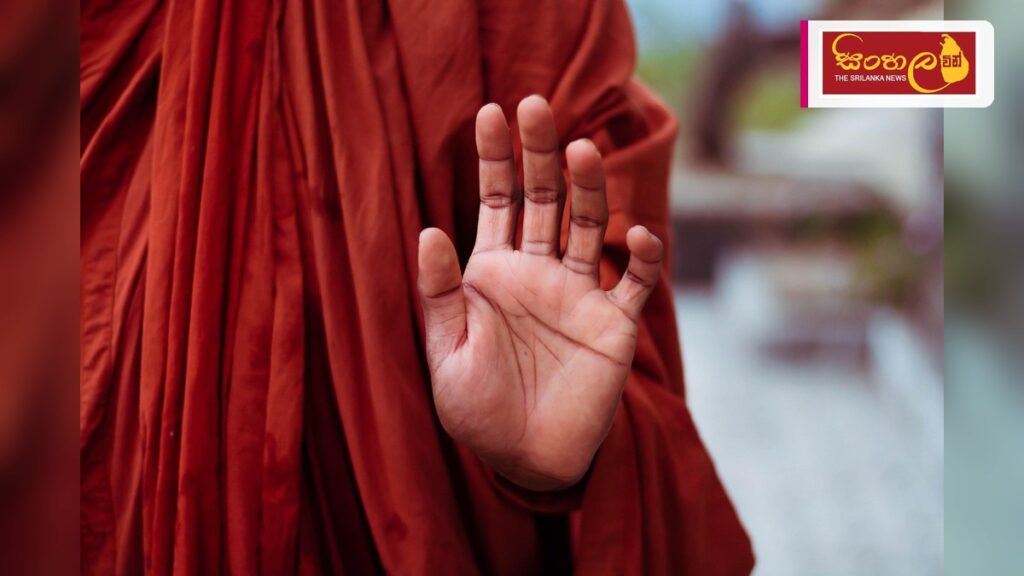 සිරගත කෙරෙන භික්ෂූන් වහන්සේගේ සිවුරු සම්බන්ධයෙන් නව බන්ධනාගාර නියෝග Headline: සිරගත කෙරෙන භික්ෂූන් වහන්සේගේ සිවුරු සම්බන්ධයෙන් නව බන්ධනාගාර නියෝග Intended image subject: Sri Lanka prison gate or Buddhist monk in robes Story summary: බන්ධනාගාරගත කෙර